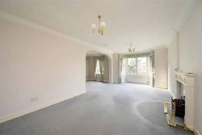 2 Bed Flat First Floor with Allocated Parking and Lift