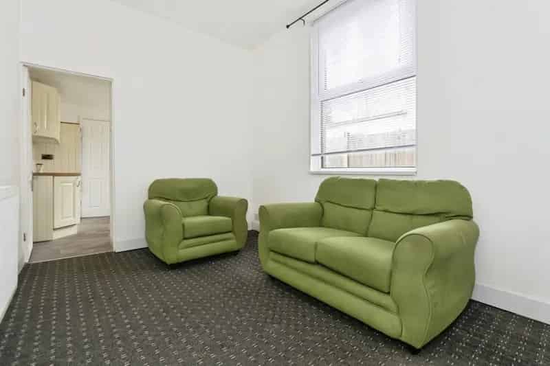4 Self Contained Flats Fantastic Rental Income Great Investment