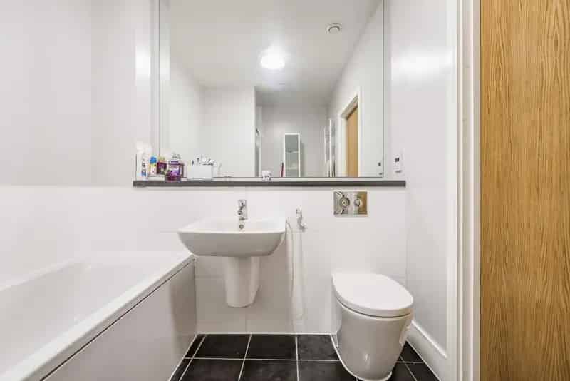 Two Bedroom Apartment with Secure Parking Chain Free