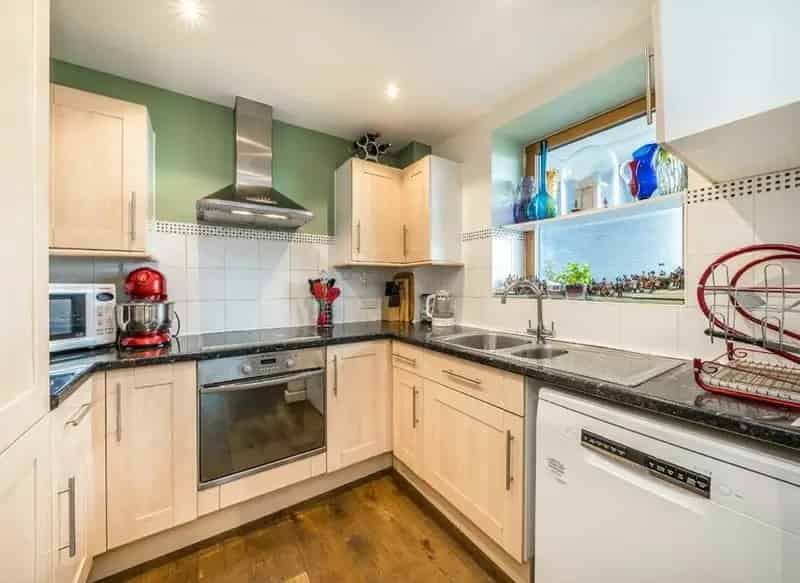 Parsons Green 2-Bedroom Apartment with Wrap-Around Balcony