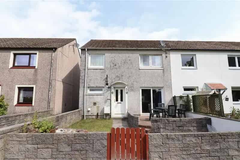 3 Bed Semi Detached House with 2 Reception Rooms Near Town Centre