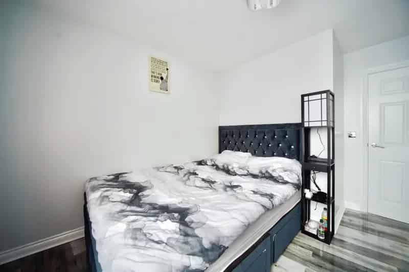 Refurbished 2-Bed Flat in Gated Complex Friern Barnet
