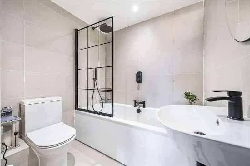 2 Bed Flat for Sale in Surbiton - Victorian Conversion Apartment