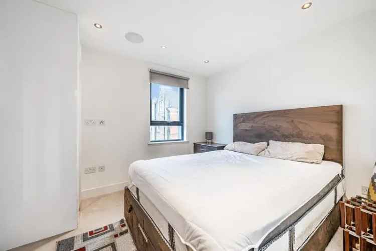 Flat For Sale in London, England