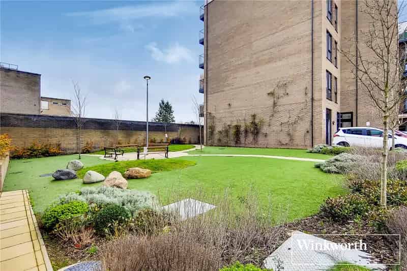 2 Bedroom Apartment Borehamwood Chain Free Parking Balcony