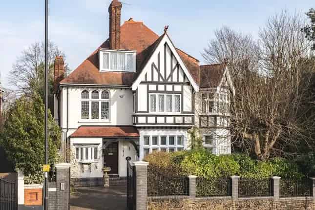 Detached House for Sale in Cannon Hill Southgate London N14