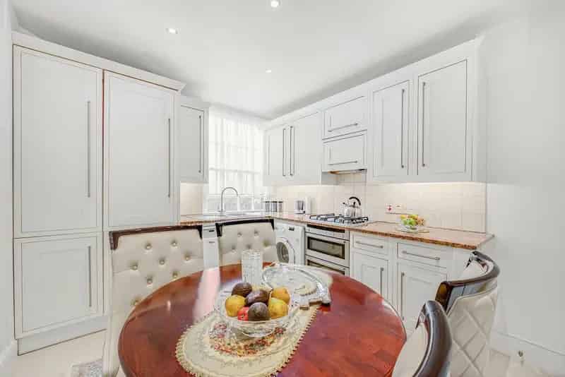 Top Floor Apartment with Garden Views and 24 Hour Porter