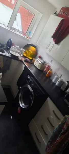 Flat For Rent in Oldham, England