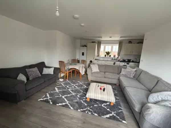 2-Bed Flat Near London Family Friendly Quiet Area Parking Available