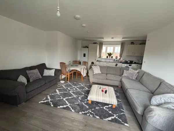2-Bed Flat Near London Family Friendly Quiet Area Parking Available