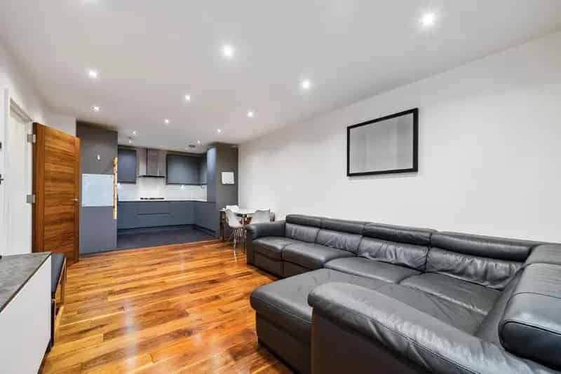 Modern 2-Bed Apartment with Parking and Garden