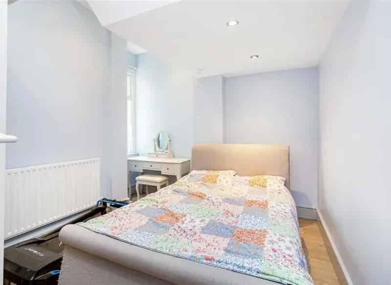 Two Double Bedroom Flat with Private Garden and Off Street Parking