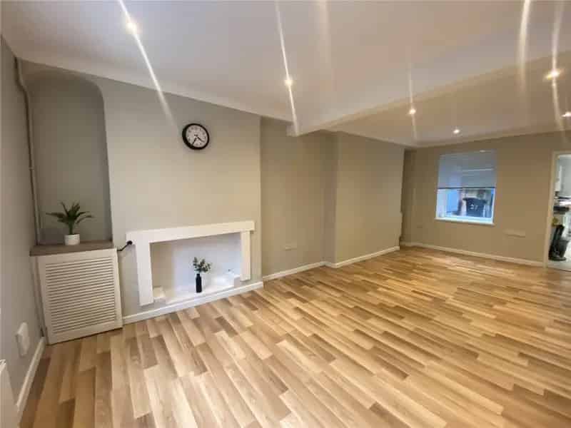 3 Bedroom House Ebbw Vale Large Lounge En Suite Off Road Parking