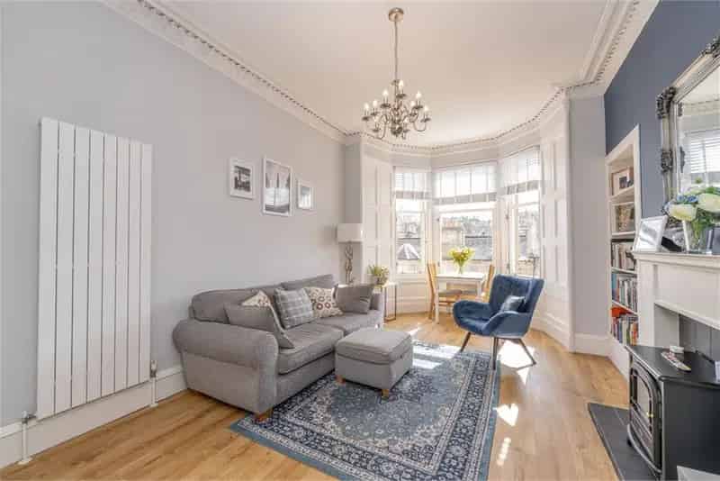 2 Bed Flat Comely Bank Top Floor Gas Central Heating Modern Kitchen