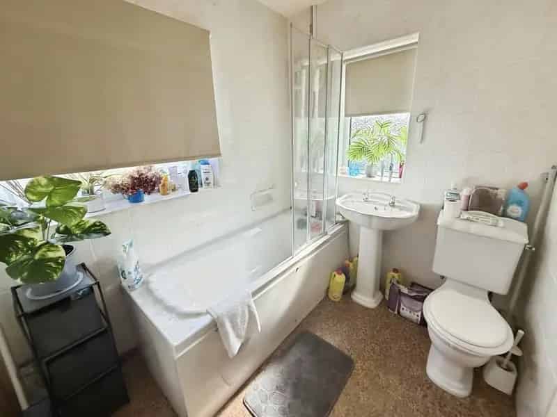 2 Bedroom Detached House with 2 Kitchens - Investment Opportunity