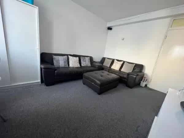 2 Bedroom Flat Bow East London Good Schools Transport