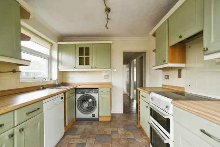 3-Bed Chalet Bungalow Highworth Extended Kitchen Garden Garage Driveway Parking