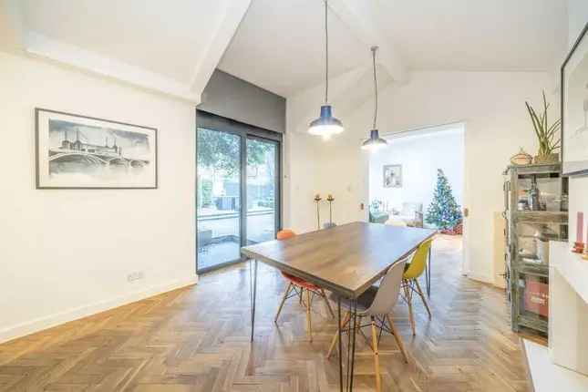 Detached house to rent in Kings Avenue, London SW4