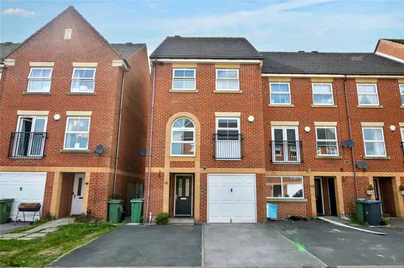 Spacious 4-Bedroom Townhouse in Rothwell - Large Garden & Garage