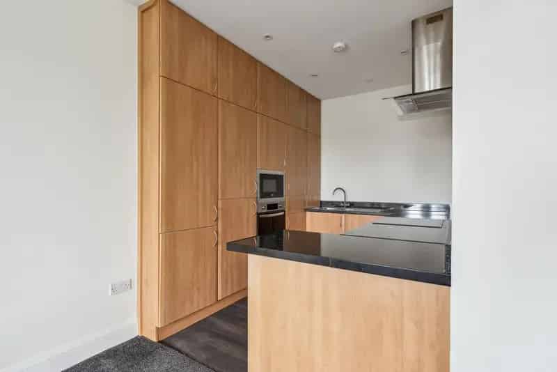 3 Bed Ibrox Apartment Near Cessnock Subway