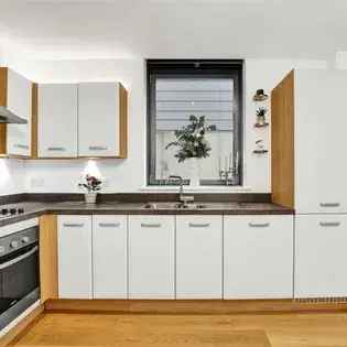 Canal View Flat near Angel & Old Street - Modern 1 Bedroom Apartment