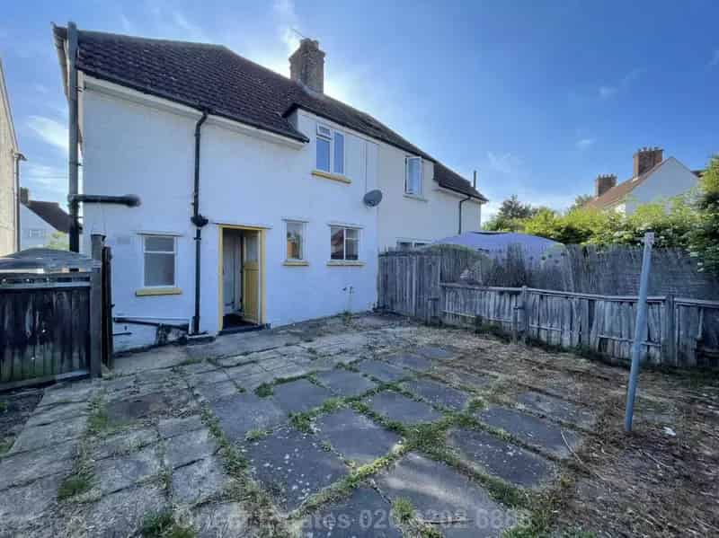 3 Bedroom Semi Detached House Hendon