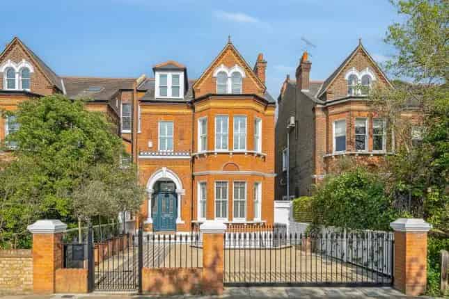Extensively Renovated Family Home in Wandsworth Common