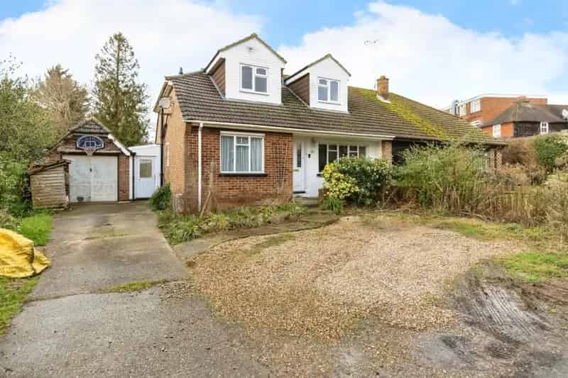 4 Bedroom Semi Detached House with Large Garden and Parking