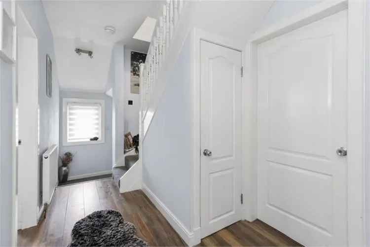 3 Bed Maisonette Near A1 - Modern, Spacious Family Home