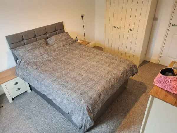 Flat For Rent in Barnsley, England