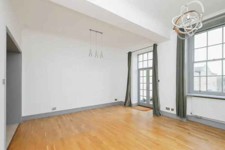 Spacious Two Bedroom Apartment in Grade II Listed Building