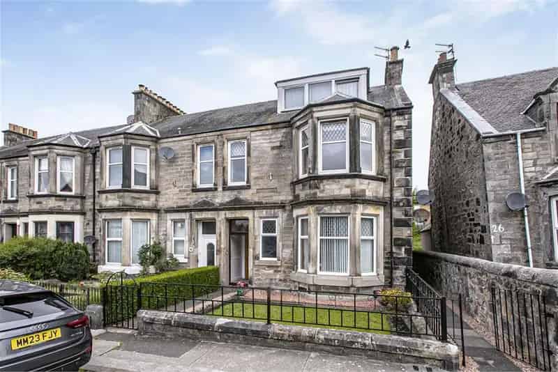 3 Bed Flat Dunfermline - 2 Reception Rooms - Garden - En-Suite