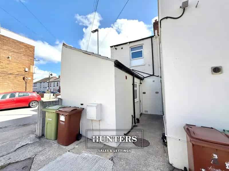 1 bedroom Flat
 To Let 
Total Size: 420 SQ FT