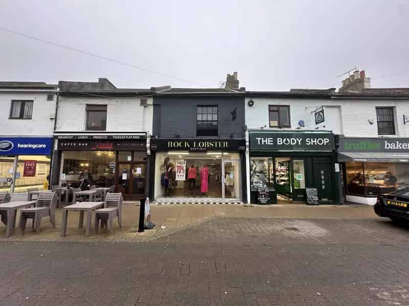 Hove Retail Unit with Flat 1130 SqFt Near Shops and Transport