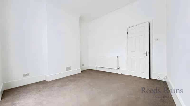 2 Bedroom Flat for Sale in London SE6