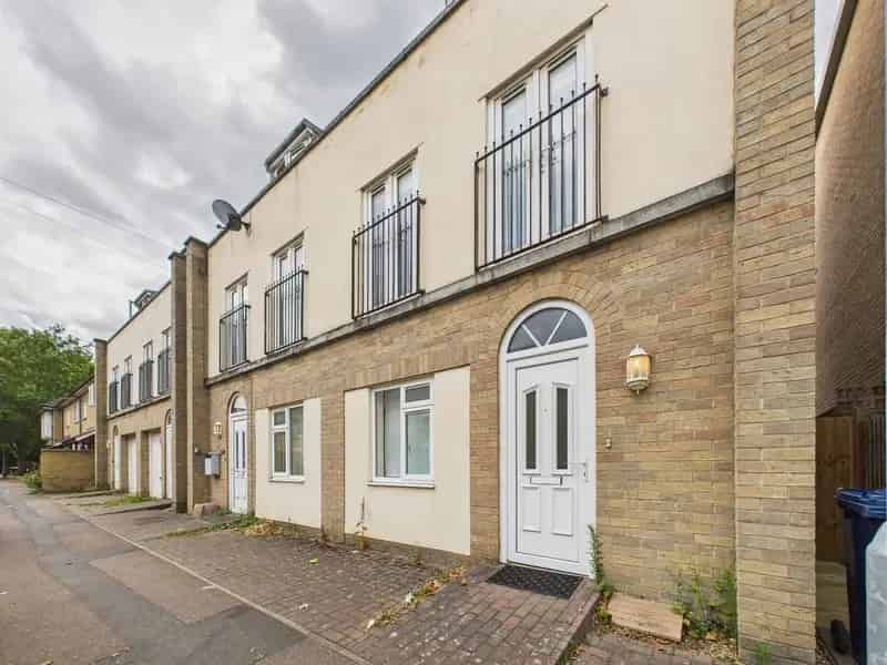4 Bedroom Terraced House To Rent