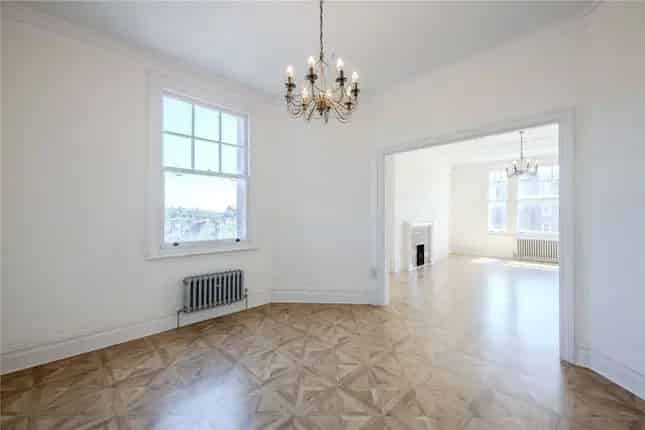 Unmodernised 2164 sq ft Flat for Sale in Oakwood Court London