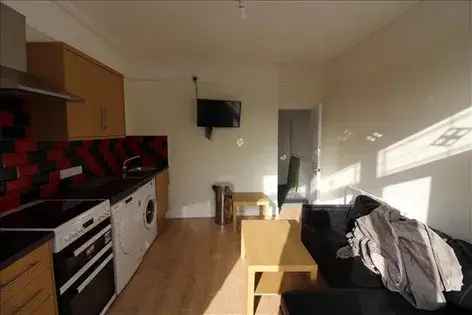 2 Bedroom Flat Southampton Available June 23