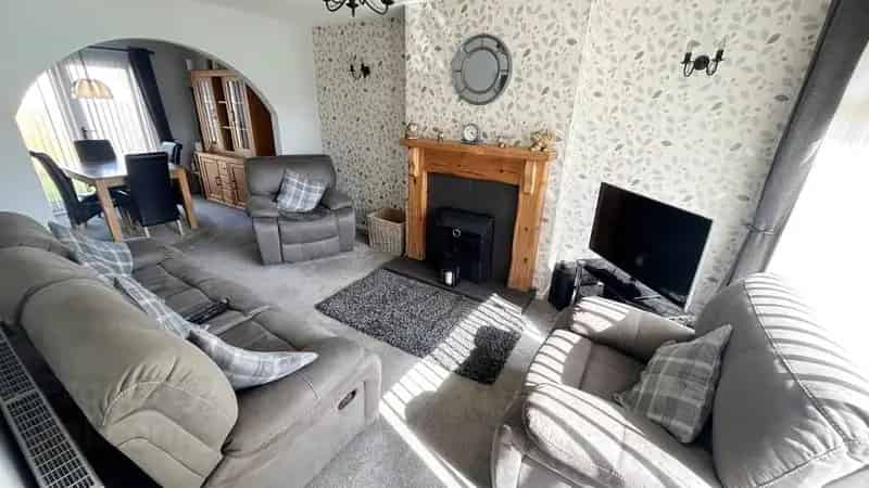 3 Bed House Near Shops and Schools Updated Kitchen and Bathroom