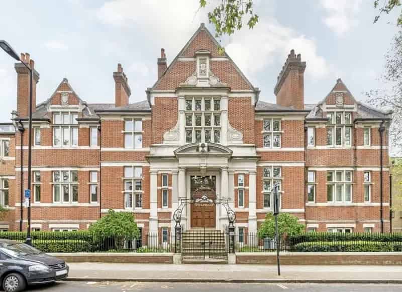 Luxury 3-Bed Apartment in Converted Victorian School