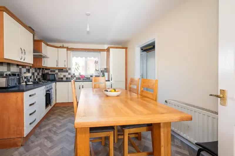 3 Bedroom Townhouse Popular Location