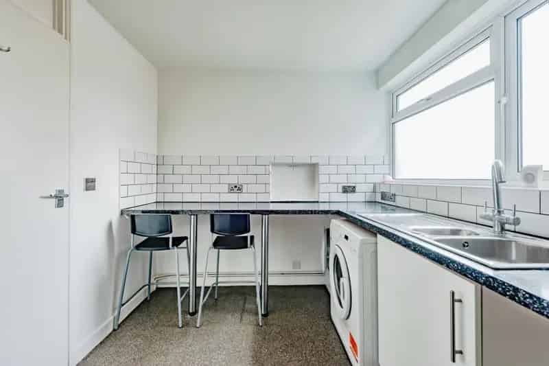2 Bed Apartment Redhill Chain Free Central Location Garage Parking