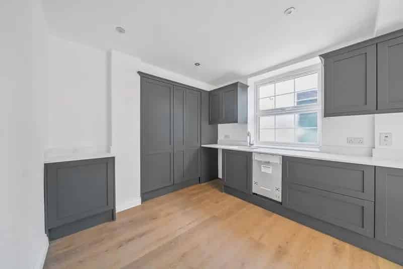 3 Bedroom Ground Floor Flat Two Secluded Gardens Chain Free