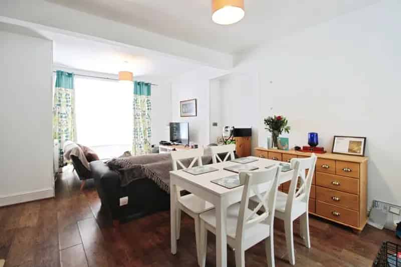3 Bedroom Terraced House Near Amenities