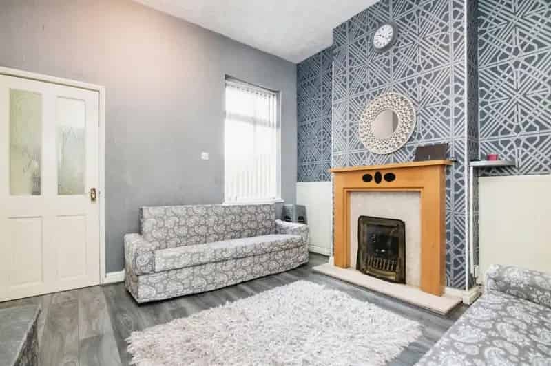 3 Bedroom Mid Terraced House Near Smethwick Train Stations