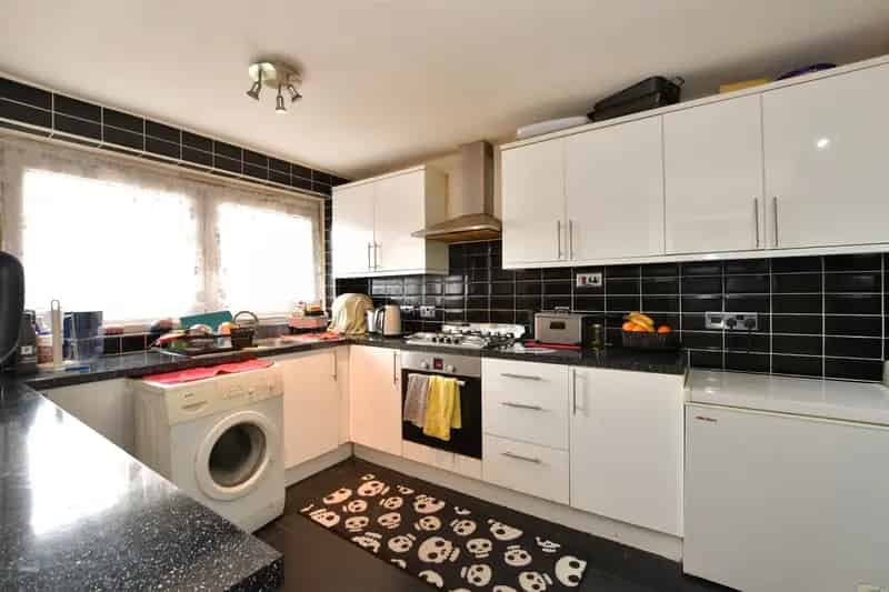 3 Bedroom Flat for Sale Near Shops and Transport