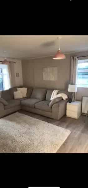 Spacious 2 Bed Flat Near Train Station