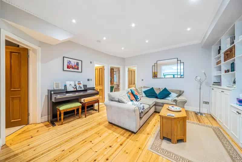 3 Bed 2 Bath Victorian Apartment with Private Garden