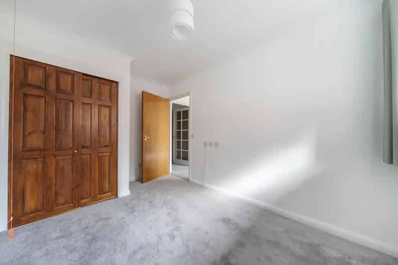Refurbished Retirement Flat Communal Gardens End of Chain