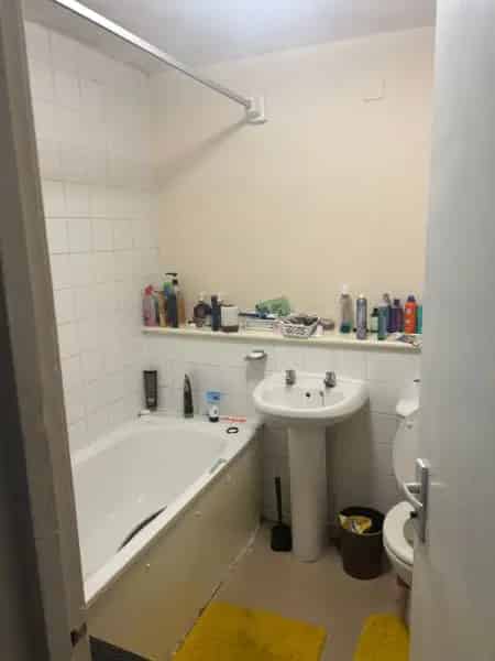 2 Bedroom Flat Near Transport Links and Shops